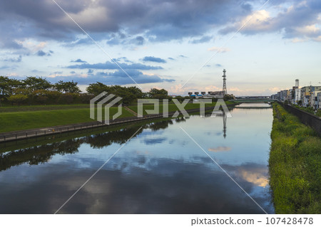 Akabane Sumida River in the evening Akabane Sumida River in the evening 107428478