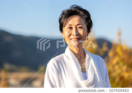 日本高級女性在風和日麗的天空下微笑“AI生成圖像” 日本高級女性在風和日麗的天空下微笑“AI生成圖像” 107430483