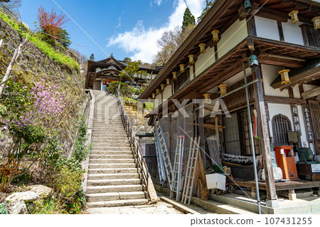 View of Kinjo-in from the Shouso-in Temple of Tateishokuji Temple, commonly known as Yamadera, Yamagata City, Yamagata Prefecture View of Kinjo-in from the Shouso-in Temple of Tateishokuji Temple, commonly known as Yamadera, Yamagata City, Yamagata Prefecture 107431255