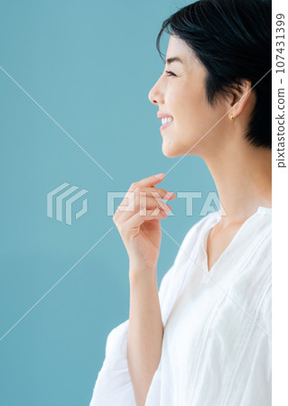 被風吹過的女人的側影 107431399