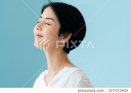 被風吹過的女人的側影 107431400