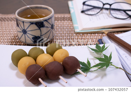 三色團子和日本茶 107432057