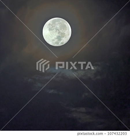黑色夜光中的超級藍月,較低的雲層 黑色夜光中的超級藍月,較低的雲層 107432203