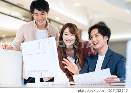 Male and female engineers having a meeting in the office Photography cooperation: WEEK Shiba Daimon (Sun Frontier Real Estate) 107432342