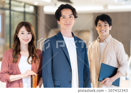 Male and female engineers having a meeting in the office Photography cooperation: WEEK Shiba Daimon (Sun Frontier Real Estate) 107432343