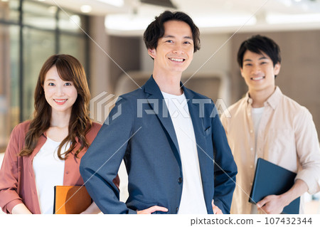 男女工程師在辦公室開會攝影合作：WEEK Shiba Daimon（Sun Frontier Real Estate） 107432344