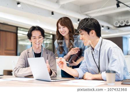 Male engineer having a meeting in the office Photography cooperation: WEEK Shiba Daimon (Sun Frontier Real Estate) Male engineer having a meeting in the office Photography cooperation: WEEK Shiba Daimon (Sun Frontier Real Estate) 107432368