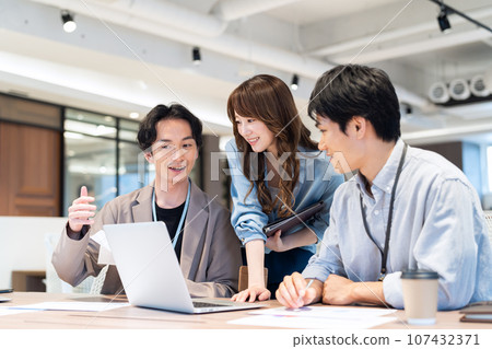 男工程師在辦公室開會攝影合作:WEEK Shiba Daimon(Sun Frontier Real Estate) 男工程師在辦公室開會攝影合作:WEEK Shiba Daimon(Sun Frontier Real Estate) 107432371