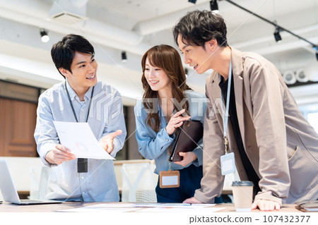 Male engineer having a meeting in the office Photography cooperation: WEEK Shiba Daimon (Sun Frontier Real Estate) Male engineer having a meeting in the office Photography cooperation: WEEK Shiba Daimon (Sun Frontier Real Estate) 107432377