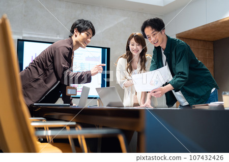 Male and female engineers having a meeting in the office Photography cooperation: WEEK Shiba Daimon (Sun Frontier Real Estate) 107432426
