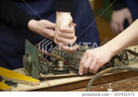 Screwdriver in hand. Unscrew and disassemble the old device. 107432573