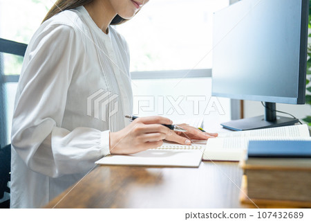 Woman studying [parts cut] 107432689