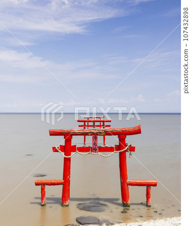 Tourist attraction in Saga Prefecture: Undersea torii gate of Ouo Shrine, blue sky Tourist attraction in Saga Prefecture: Undersea torii gate of Ouo Shrine, blue sky 107432898