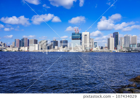 Urban scenery along the Yurikamome line from Harumi Pier 107434029