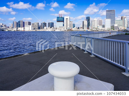 Urban scenery along the Yurikamome line from Harumi Pier 107434033