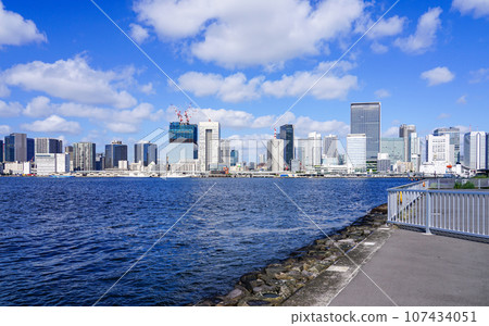 從晴海碼頭出發的百合海鷗線沿線的都市風景 從晴海碼頭出發的百合海鷗線沿線的都市風景 107434051