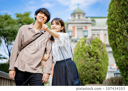 情侶在大阪中之島公會堂觀光 107434103