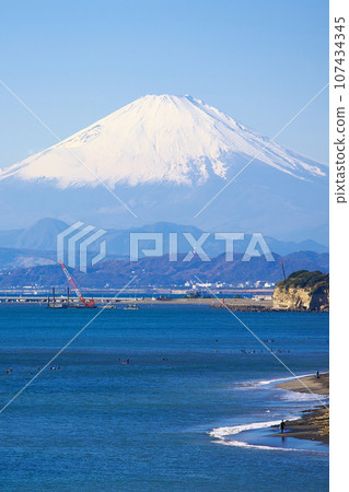 Shonan coast and snow-capped Mt. Fuji natural scenery 107434345