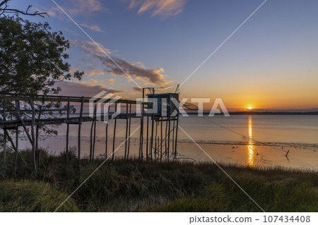 Traditional fishing hut on river Gironde, Bordeaux, Aquitaine, France 107434408