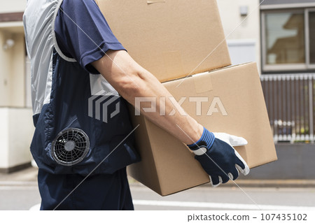 40多歲的送貨員拿著行李 107435102