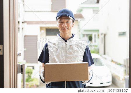 40多歲的送貨員拿著行李 40多歲的送貨員拿著行李 107435167