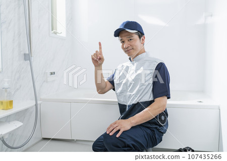一名從事水務維修業務、浴室工作的男子 一名從事水務維修業務、浴室工作的男子 107435266