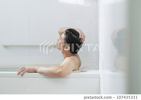 一名 40 多歲的男子在浴缸裡放鬆 107435331