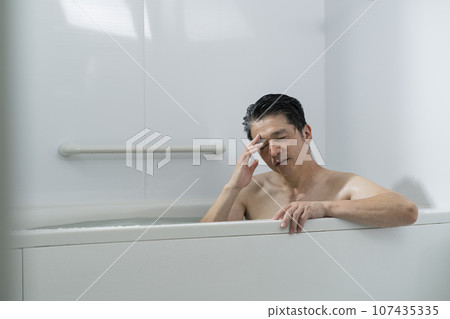 一名男子洗澡時身體不適 一名男子洗澡時身體不適 107435335