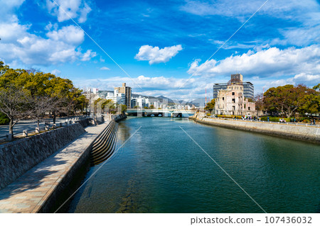 [World Heritage Atomic Bomb Dome] Motoyasu River and Atomic Bomb Dome 2 in clear winter weather Naka Ward, Hiroshima City, Hiroshima Prefecture 107436032