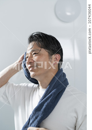A man in his 40s wiping his hair after taking a bath 107436044