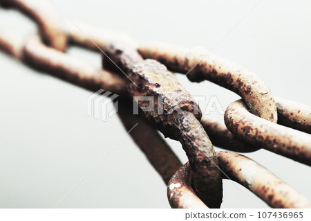 老舊生鏽的鐵鍊連接在一起,向三個方向拉扯(經修飾和色彩處理的圖像) 老舊生鏽的鐵鍊連接在一起,向三個方向拉扯(經修飾和色彩處理的圖像) 107436965