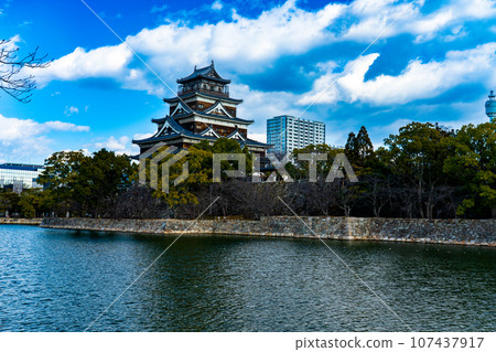 【日本名城百選】廣島縣廣島市中區晴朗冬季的廣島城、護城河和修復後的天守閣第2號 107437917