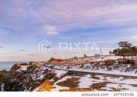 「青森郡」 沐浴夕陽的鯽門燈塔，八戶市 107438598