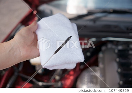 [Automobile maintenance] Oil level check using oil level gauge 107440869