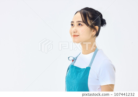 A woman who had an apron A woman who had an apron 107441232