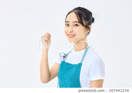 A woman who had an apron 107441234