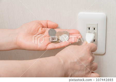 [Housewife imagines saving electricity bill - Small change edition] 107441693