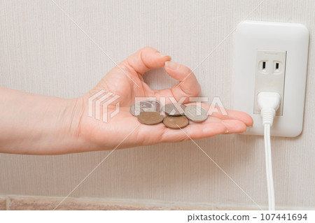 [Housewife imagines saving electricity bill - Small change edition] 107441694