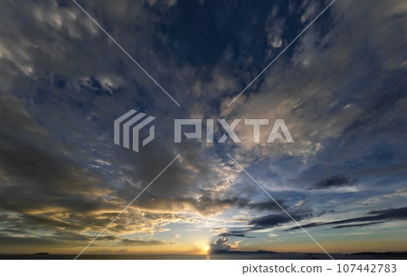 傍晚的天空,各種雲彩鋪滿天空,積雨雲覆蓋著夕陽,初秋,超廣角,天基,230917pm 傍晚的天空,各種雲彩鋪滿天空,積雨雲覆蓋著夕陽,初秋,超廣角,天基,230917pm 107442783