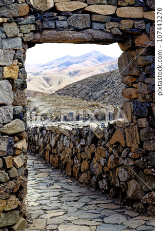 Stone way in the Mirador Astronomico de Sicasumbre - Fuerteventura 107443270