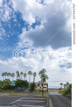 宮崎縣日南市小土津站附近的道口行駛的日南線木波40號 107445797