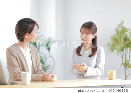 1on1_Business woman confessing her past work failures to her boss_1 107446118