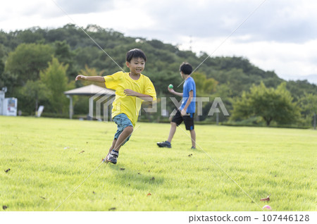 男孩在公園裡跑來跑去 107446128