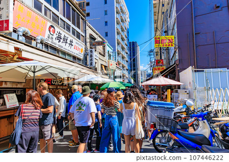東京中央區的築地場外市場，遊客熙熙攘攘 107446222