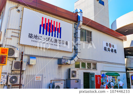 東京中央區的築地場外市場,遊客熙熙攘攘 東京中央區的築地場外市場,遊客熙熙攘攘 107446233