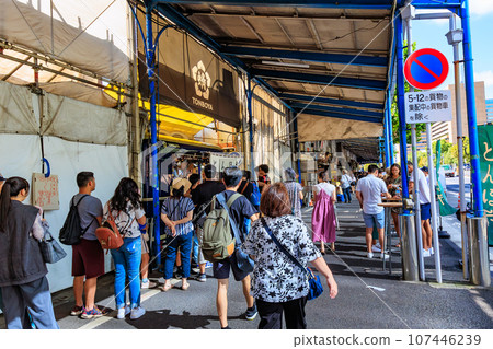 東京中央區築地場外市場（門跡通）擠滿了遊客 107446239