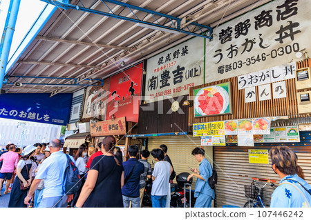 東京中央區築地場外市場(門跡通)擠滿了遊客 東京中央區築地場外市場(門跡通)擠滿了遊客 107446242