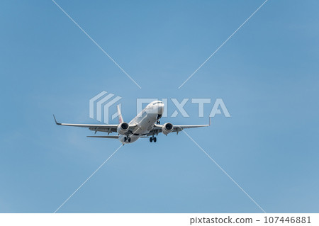 [JAL aircraft ready to land from the sky above Jonanjima Seaside Park] 107446881