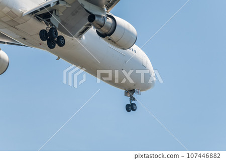 [JAL aircraft ready to land from the sky above Jonanjima Seaside Park] 107446882