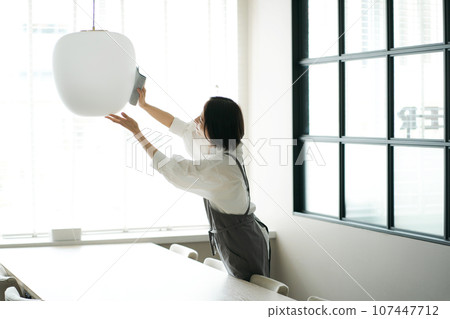 圍裙的婦女清洗 107447712